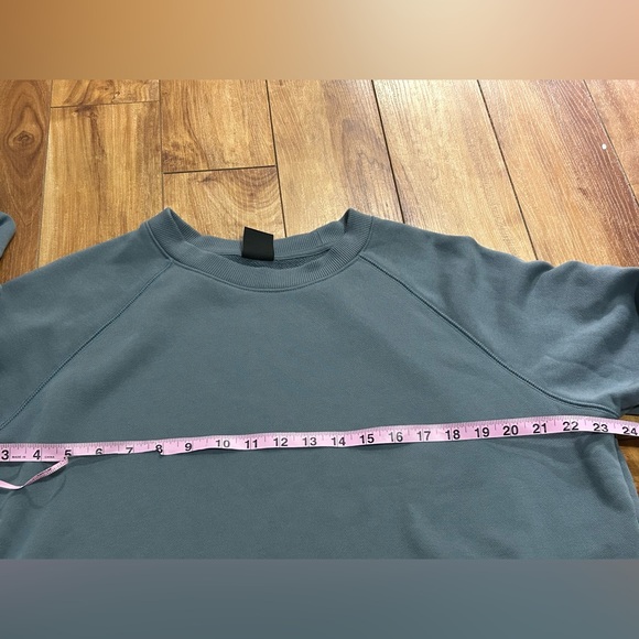 Under Armour Women's Gray Cropped Crewneck Sweatshirt - Picture 10 of 10